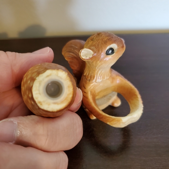 Vintage Artmark Squirrel Holding An Acorn Salt & Pepper Shakers - Picture 8 of 8